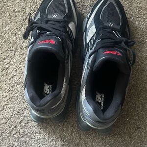 New Balance Black and Gray Sneakers Modern Sporty Design